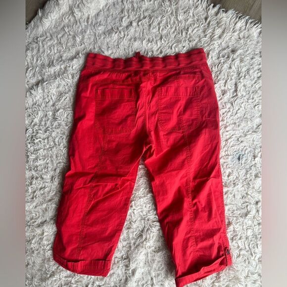Classic Apparel Khakis & Company Red Cargo Capri Pants Size 8 - Picture 5 of 5